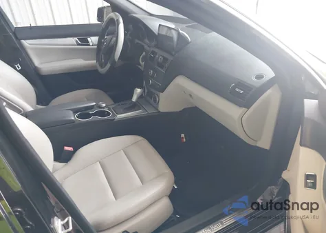 2011 Mercedes-Benz C 300 Luxury 4Matic/Sport 4Matic z USA, uszkodzony, nr VIN WDDGF8BB0BR144632